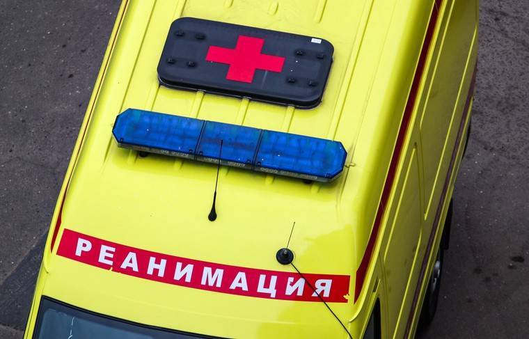 Три человека пострадали в аварии с участием грузовика и легковушки в Москве