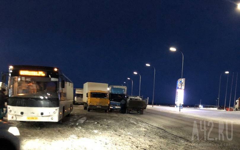 «Газель» и два грузовика столкнулись под Кемеровом