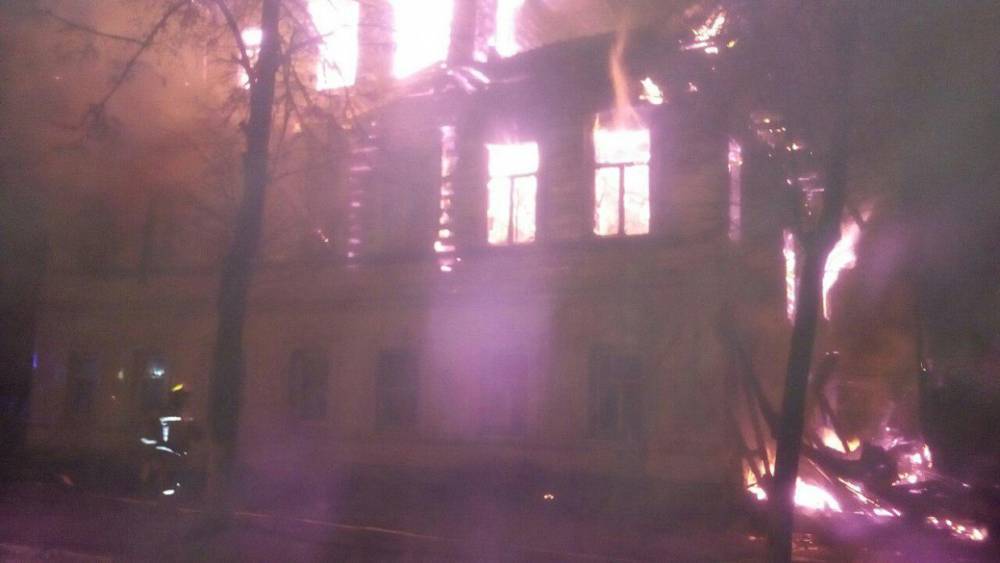 При пожаре в многоквартирном доме в Ижме детей из горящего здания вынесли случайные прохожие