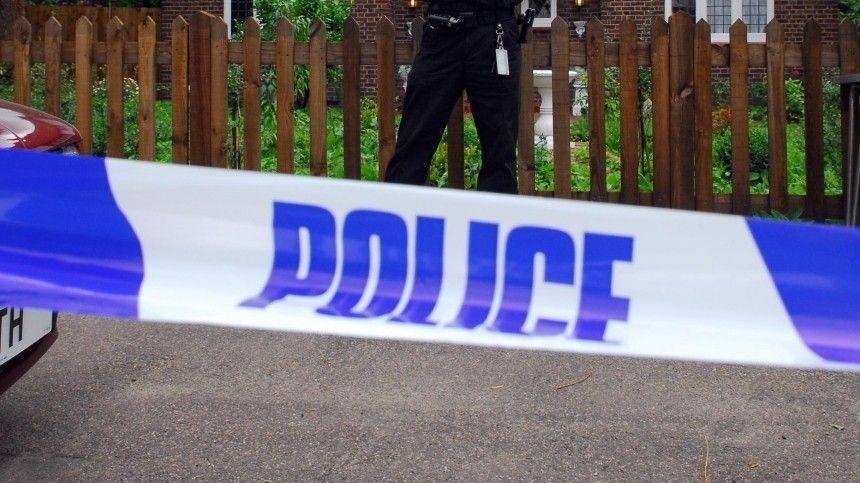 Два человека жестоко убиты, один ранен в результате нападения с ножом в Англии