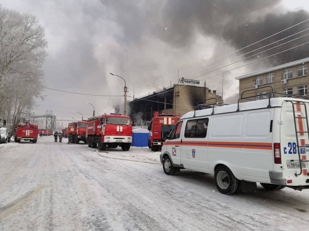 Пожар площадью 1,6 тыс. «квадратов» на заводе нефтехимии в Уфе потушили спустя 14 часов