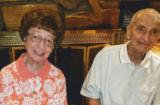 Муж и жена из Мичигана, которые были женаты 70 лет, умерли с разницей в 20 минут. Их кровати стояли рядом