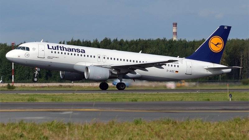Профсоюз бортпроводников ФРГ намерен бастовать после провала переговоров с Lufthansa