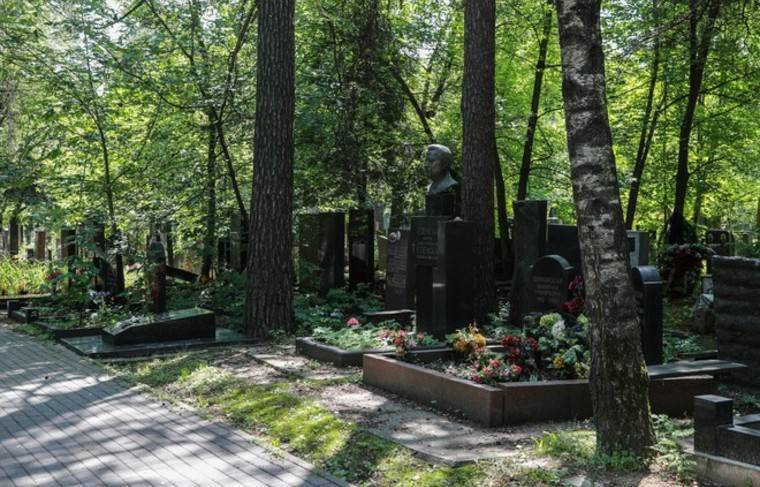 Семейная пара воровала ограды с могил в Кирове