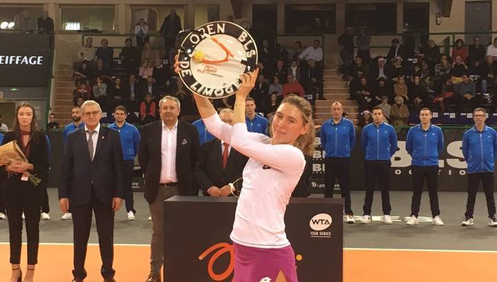 Российская теннисистка Александрова выиграла турнир в Лиможе