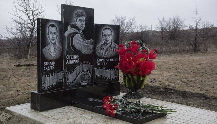 В Донбассе установили памятник фотожурналисту Андрею Стенину