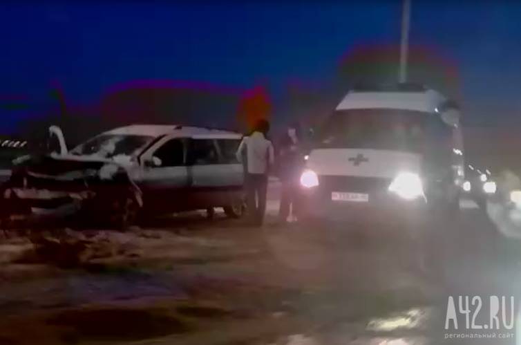 Серьёзное ДТП на Кузбасском мосту в Кемерове сняли на видео