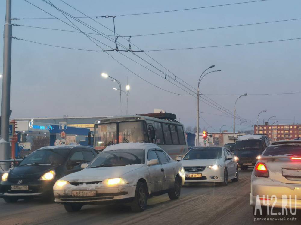 «Все стоим»: из-за серьёзного ДТП на Кузбасском мосту в Кемерове образовалась большая пробка