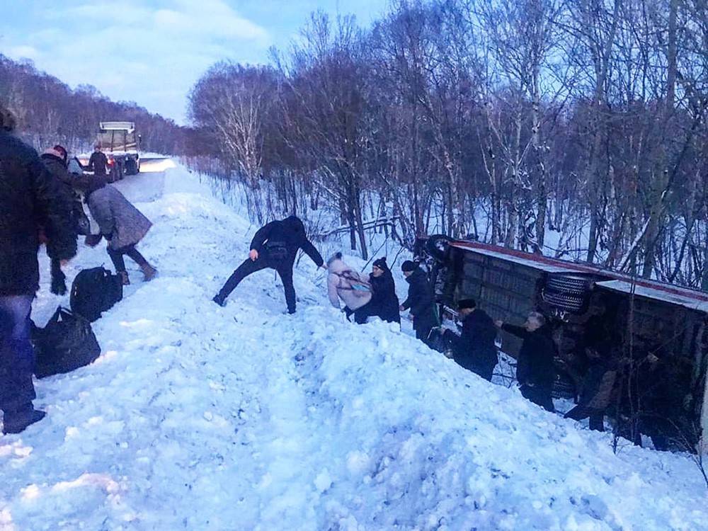 В России пассажирский автобус вылетел с трассы и перевернулся