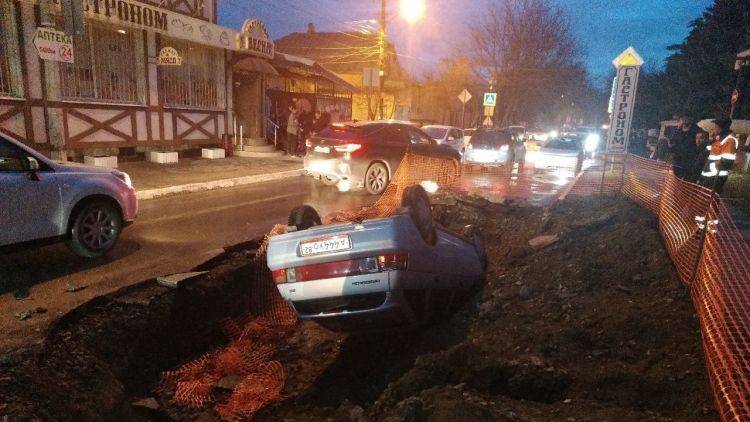 В Симферополе машина кувыркнулась в разрытую на дороге яму
