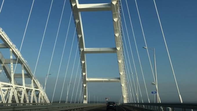Кот Мостик "проверил" железнодорожную часть Крымского моста