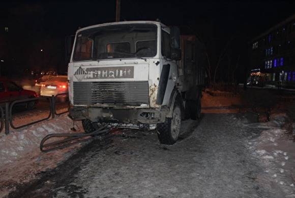 В Кургане грузовик МАЗ сбил двух человек: один из них скончался