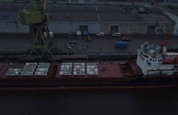 В Петербурге сняли на видео разгрузку судна с «урановыми хвостами»