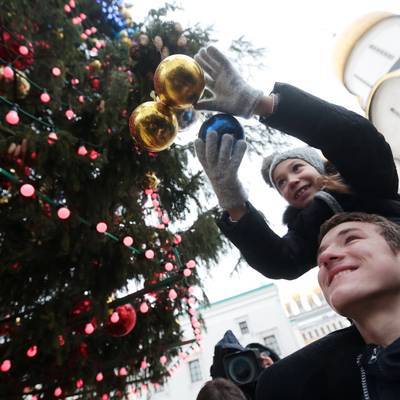 Более 2 тысяч игрушек украсили новогоднюю ёлку на Соборной площади Кремля