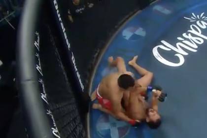 Боец MMA бросил соперника на пол и сломал ему руку