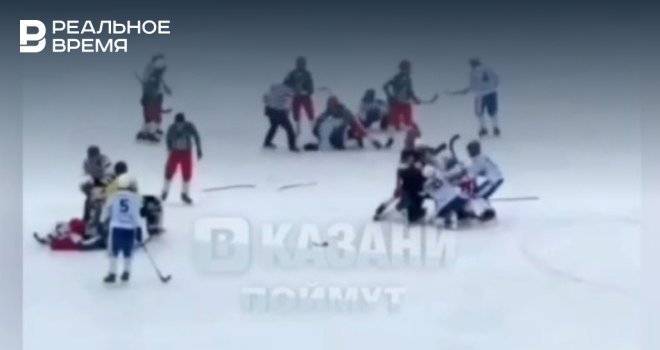 В Казани на видео сняли массовую драку подростков-хоккеистов