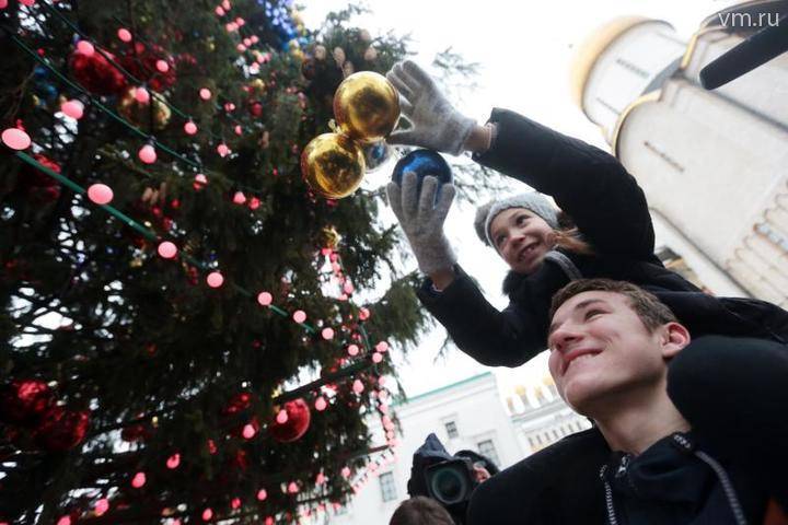 Более двух тысяч игрушек и 170 шаров украсили главную елку страны