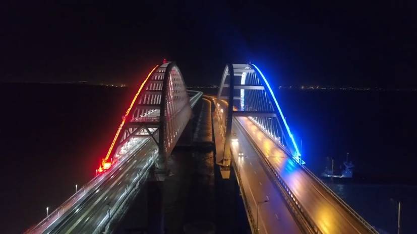 Крымский мост подсветили накануне проезда первого железнодорожного состава — видео