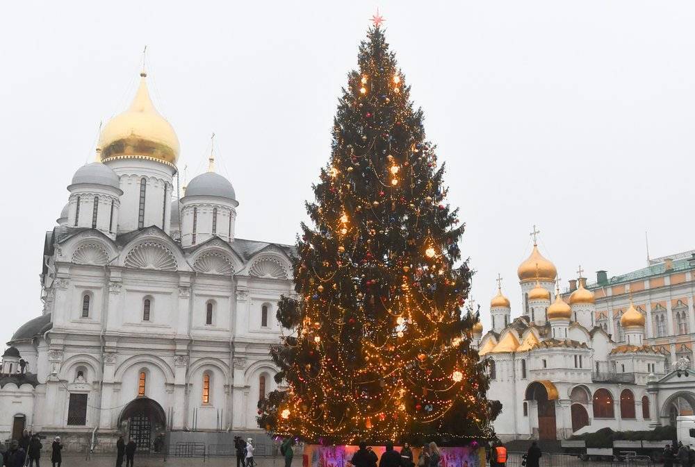 В Москве нарядили главную ёлку страны