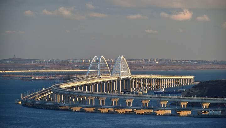 Путин проедет по железнодорожному мосту в Крым