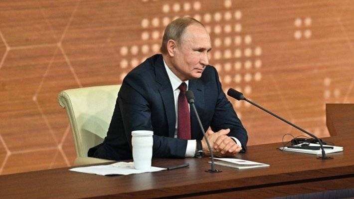 Кремль не будет запрещать дарить подарки Путину во время пресс-конференции
