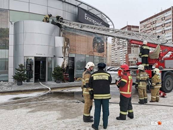 В Екатеринбурге загорелся автосалон «Лексус»