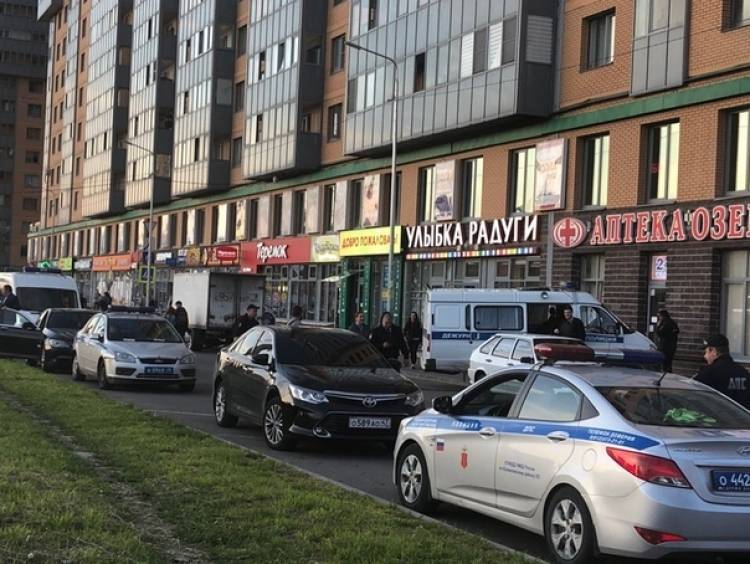 Двое неизвестных ограбили таксиста в Петербурге