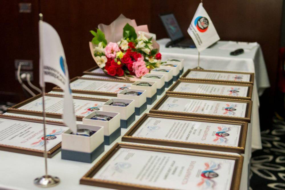 Десять молодых героев ДНР получили награды