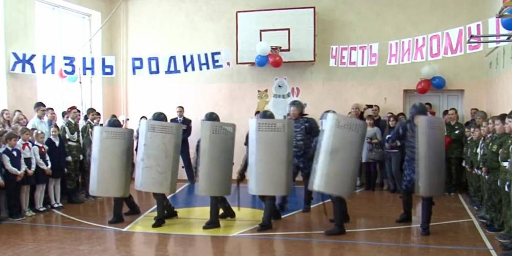 Спецназ ФСИН показал челябинским школьникам приемы по разгону демонстрантов