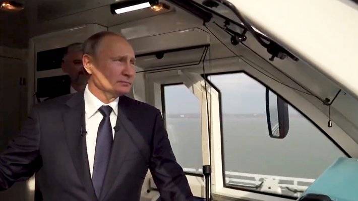 Путин едет из Керчи в Тамань по Крымскому мосту в кабине машиниста