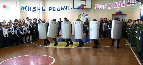 "Палкой сверху, бей!". На Южном Урале пятиклассникам показали приемы разгона протестующих