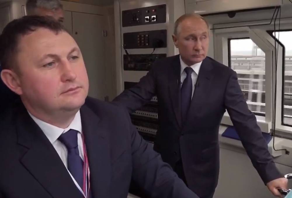 Поезд с Путиным отправился по мосту через Керченский пролив