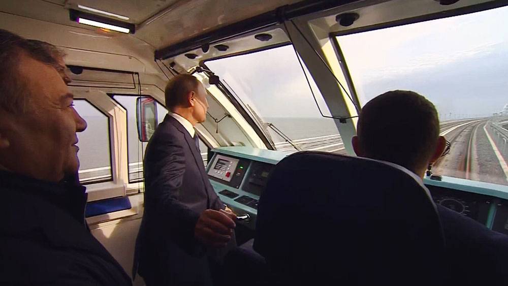 Путин в кабине машиниста открыл движение по Крымскому мосту