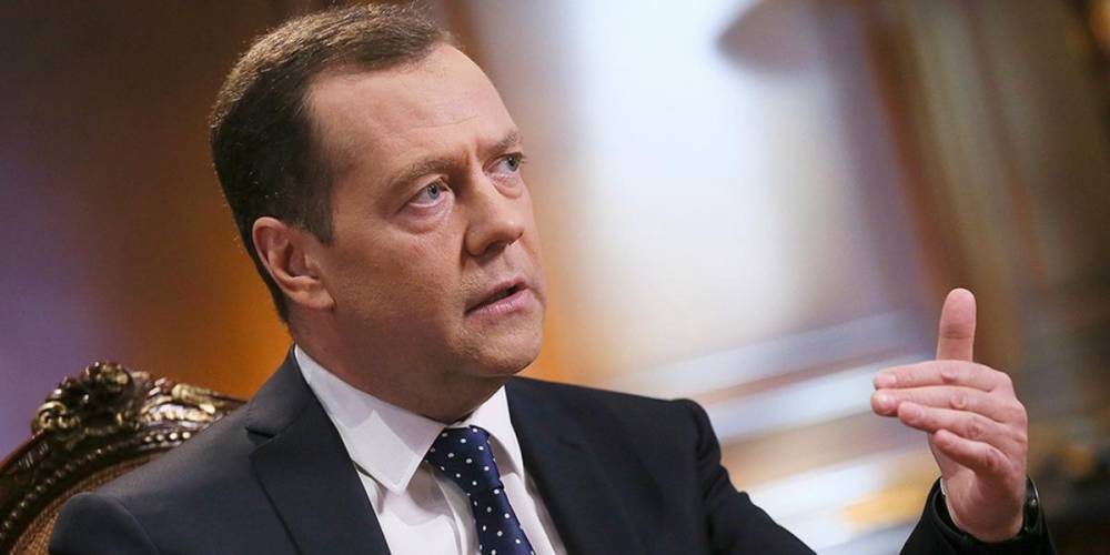 Медведев поручил подумать, чем ответить США на санкции
