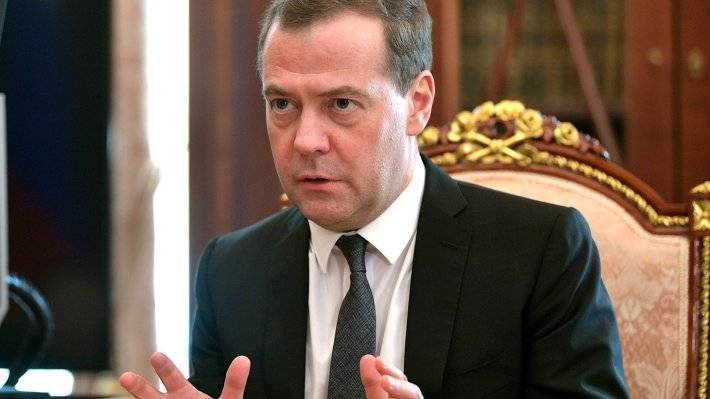Медведев поручил коллегам продумать ответ на санкции США