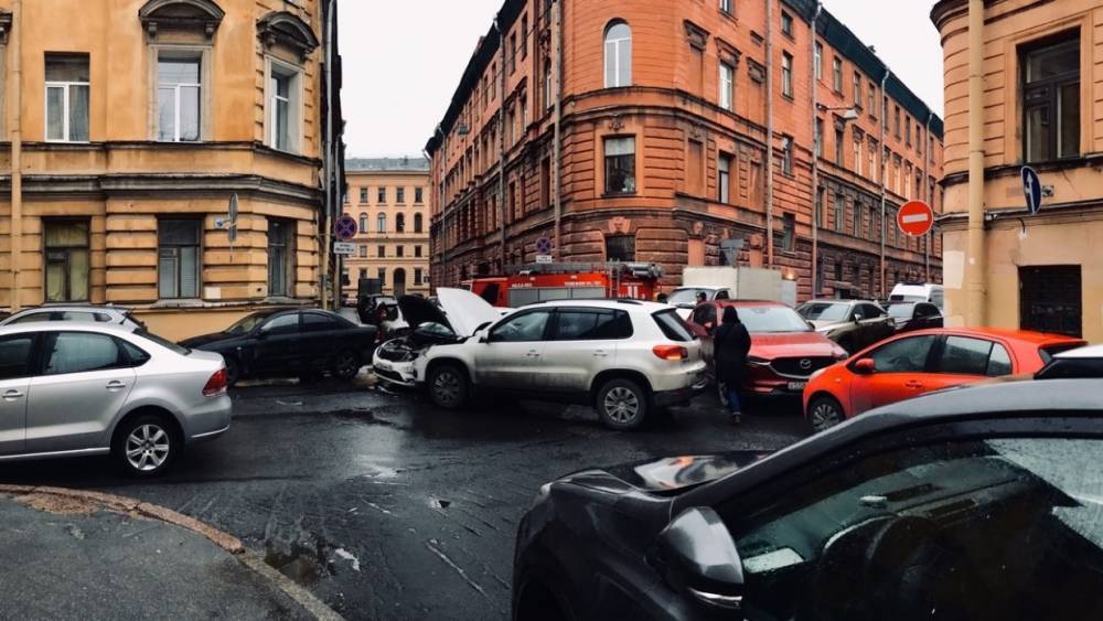Две иномарки схлестнулись на тесном перекрестке в центре Петербурга