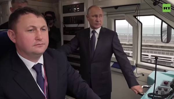 Путин дал старт железнодорожному движению в Крым в кабине машиниста