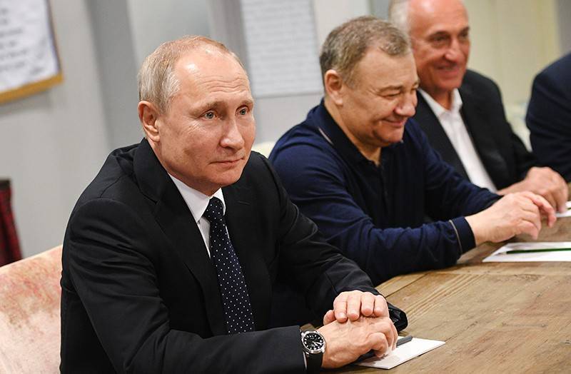"Ты что, выпил?": Путин пошутил о ночном звонке Ротенберга