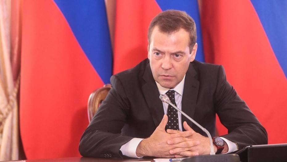 Медведев поручил проработать ответ на санкции США против "Северного потока — 2"
