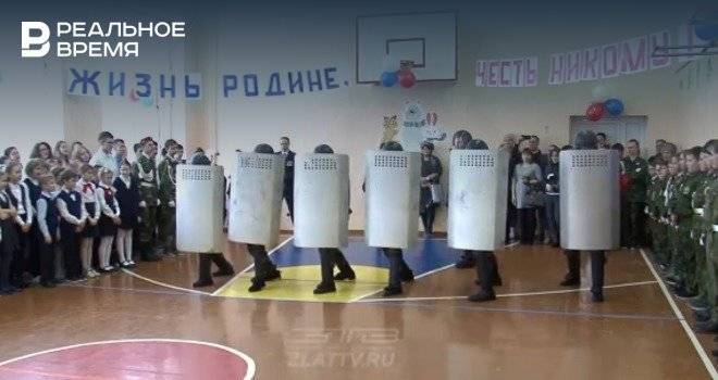 На Урале сотрудники ФСИН продемонстрировали школьникам приемы разгона протестующих
