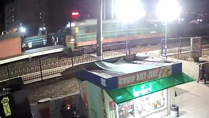Пешеходы пережили встречу с локомотивом, сбившим их на станции под Киевом. Видео