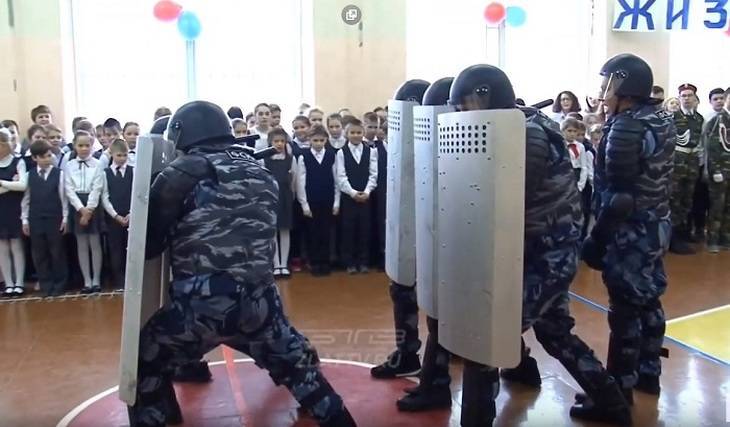 Уральским школьникам показали выступление спецназа с дубинками и щитами