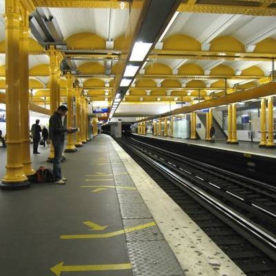 Полиция Парижа применили дымовые шашки для разгона демонстрантов у метро Гар-де-Льон
