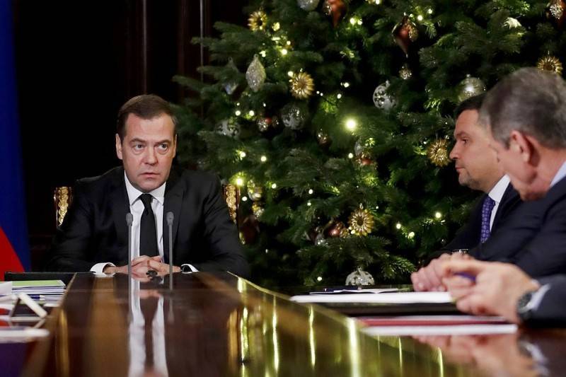 Медведев поручил разработать санкции в отношении США
