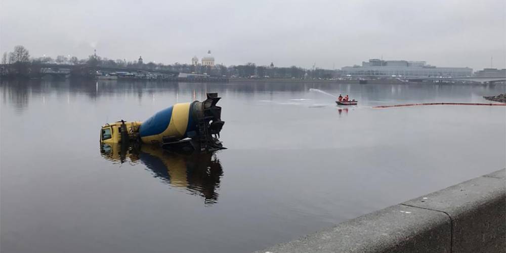 Видео: бетономешалка упала в Неву в Санкт-Петербурге