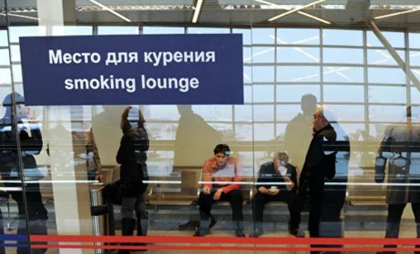 В совете при Минздраве увидели победу табачного лобби в разрешении курилок в аэропортах