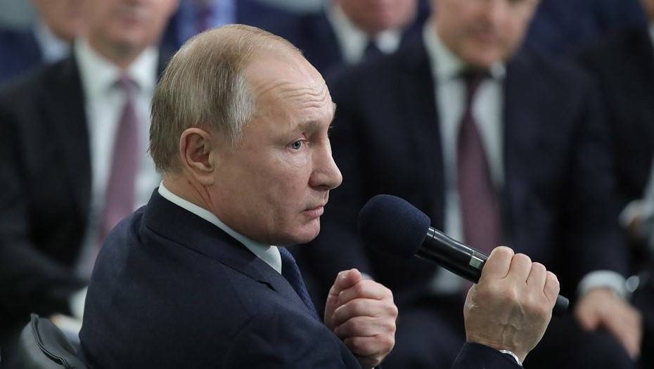 Путин назвал "разгильдяйством и хамством" срыв сроков по акушерским пунктам в селе