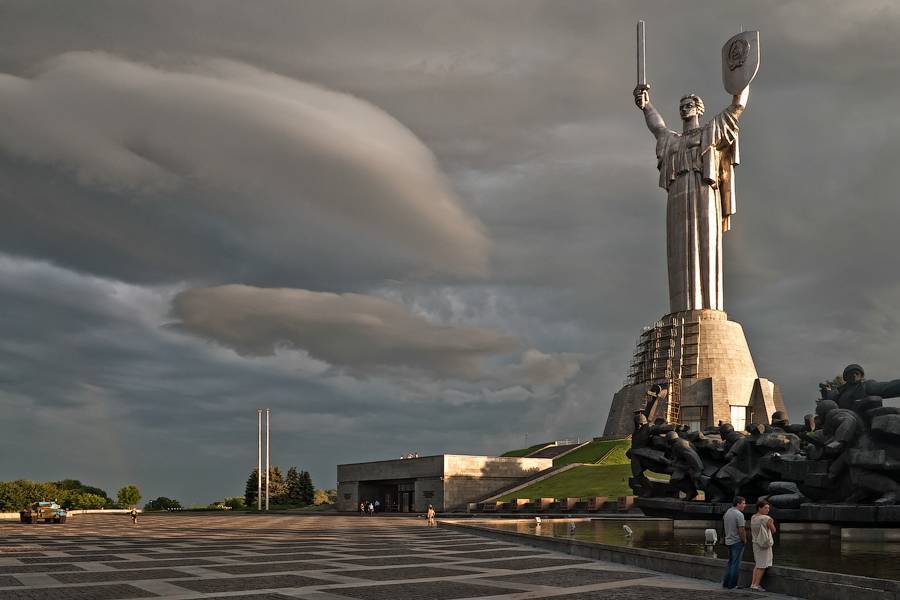 Зеленский изуродует монумент «Родина-мать» в Киеве