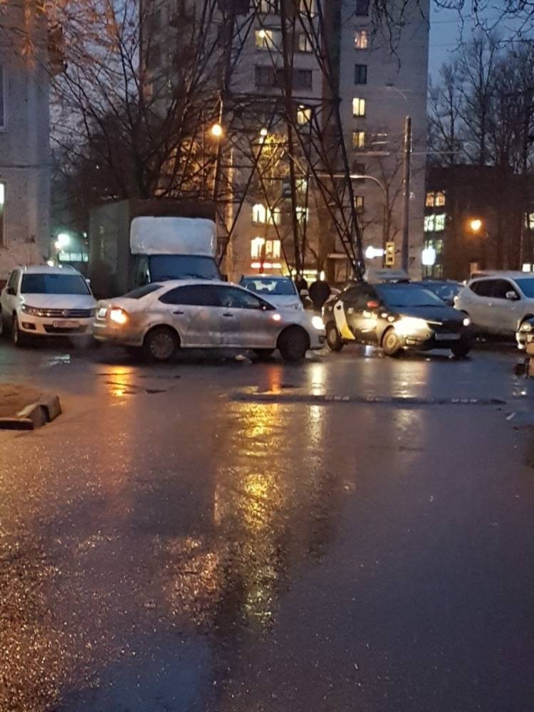 Легковушка и «Яндекс.Такси» столкнулись и перекрыли выезд со двора на улицу Ленсовета