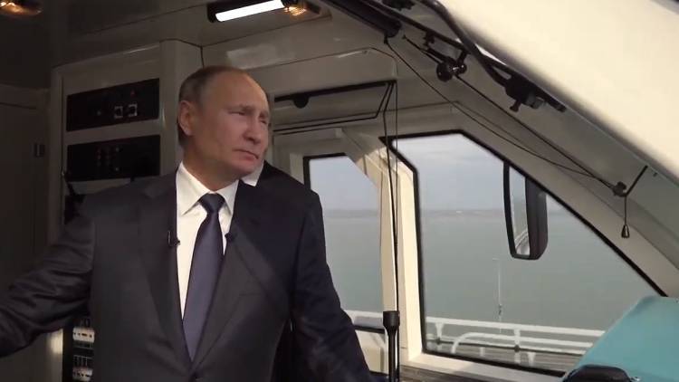 Путин поручил Минтрансу отодвинуть железную дорогу от побережья Сочи